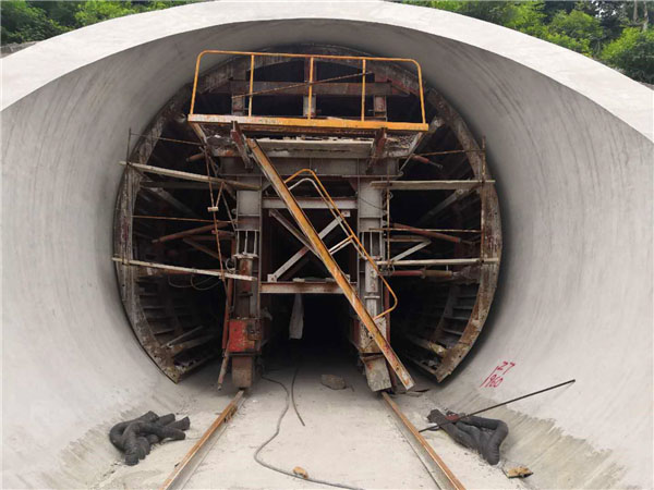 襯砌臺車的定位操作要怎么進行？